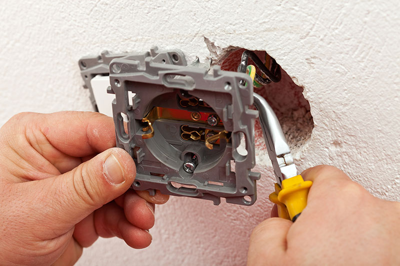 Changer une prise électrique