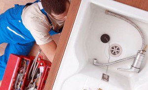 un professionnel de la plomberie au travail